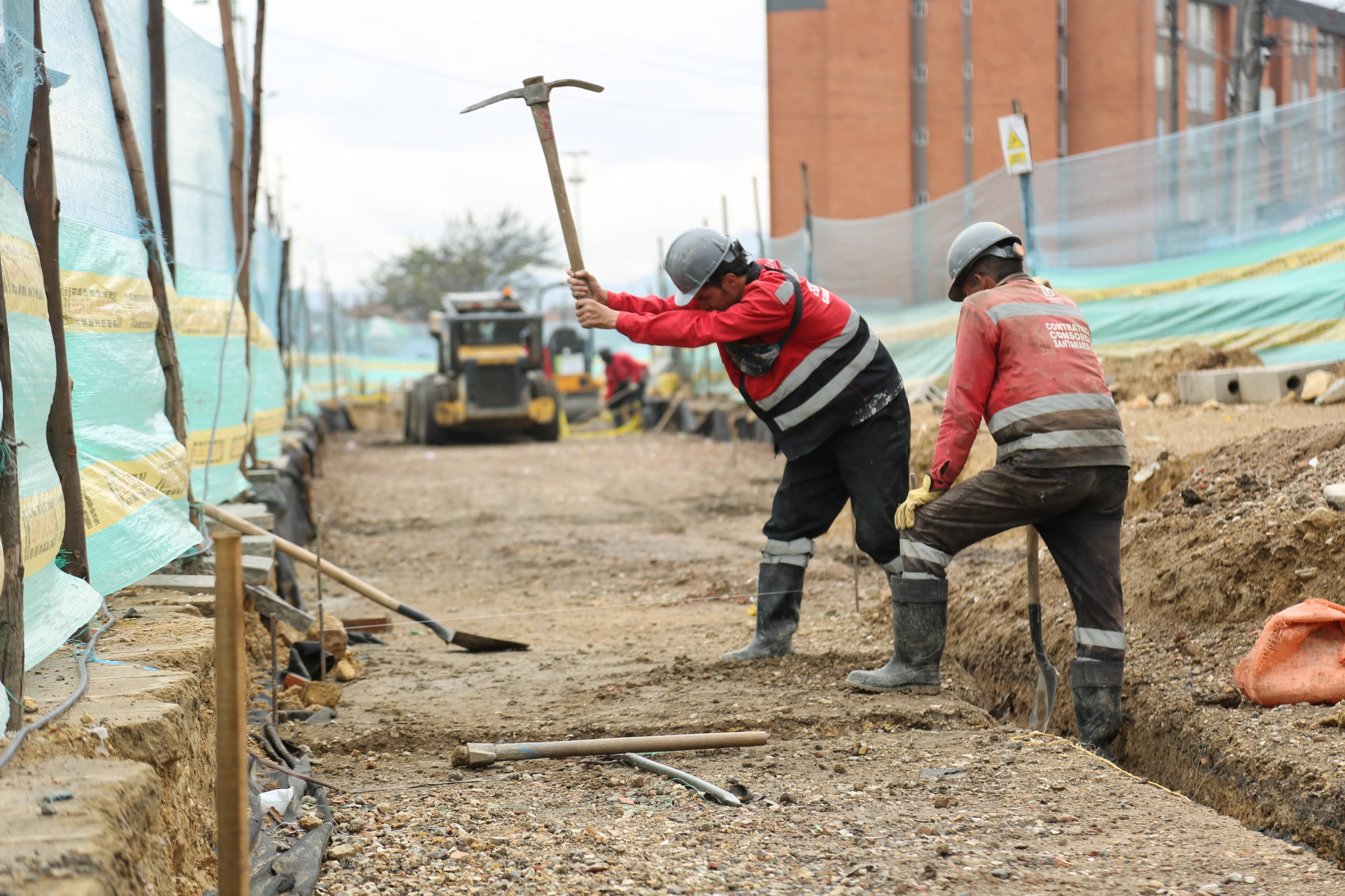 Trabajadores del grupo 2 de la contrucción de la avenida Ciudad de Cali durante la instalación de redes