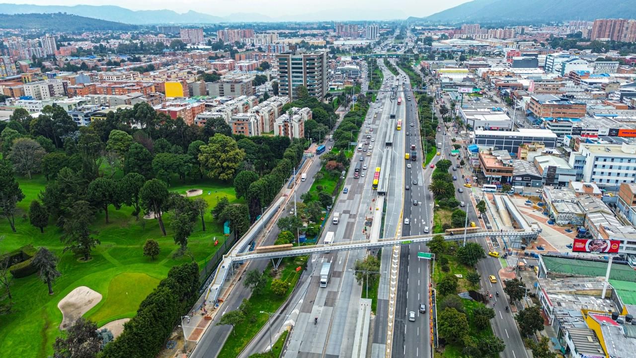 En una imágen panorámica de la autopista Norte se ve el carril que se habilita para mejorar la movilidad en la autopista Norte