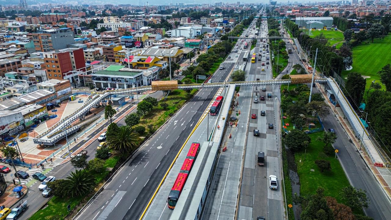 Imágen aérea de la autopista Norte en la que se evidencia la mejora geométrica entregada ala ciudadanía