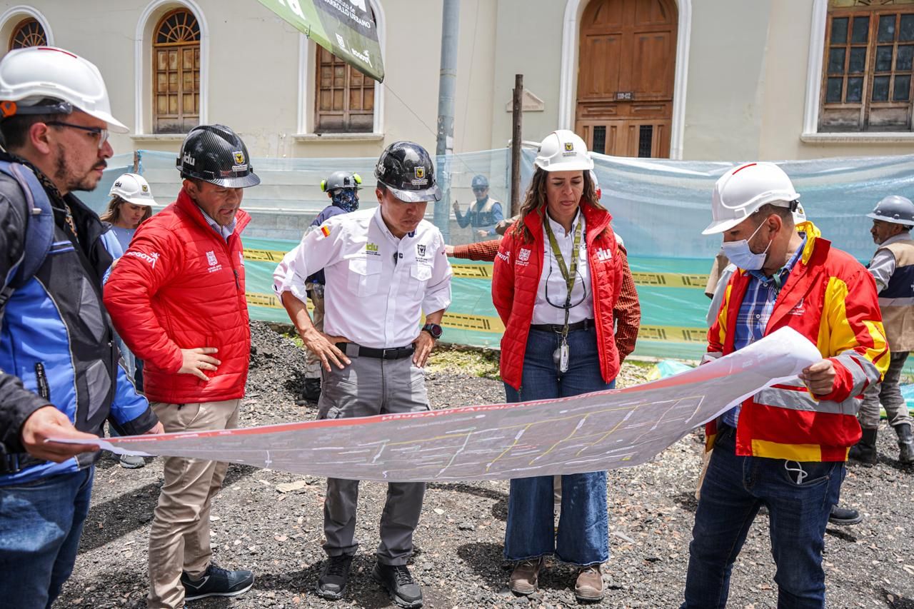 El director y el equipo del IDU revisan en terreno el plan de mitigación