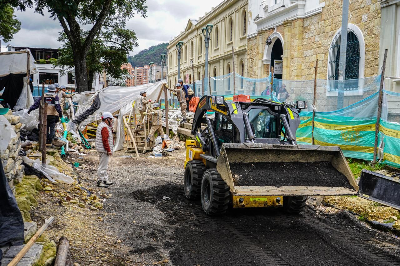 Personal de la UMV y del IDU recuperan la movilidad frente a la iglesia de Usaquén