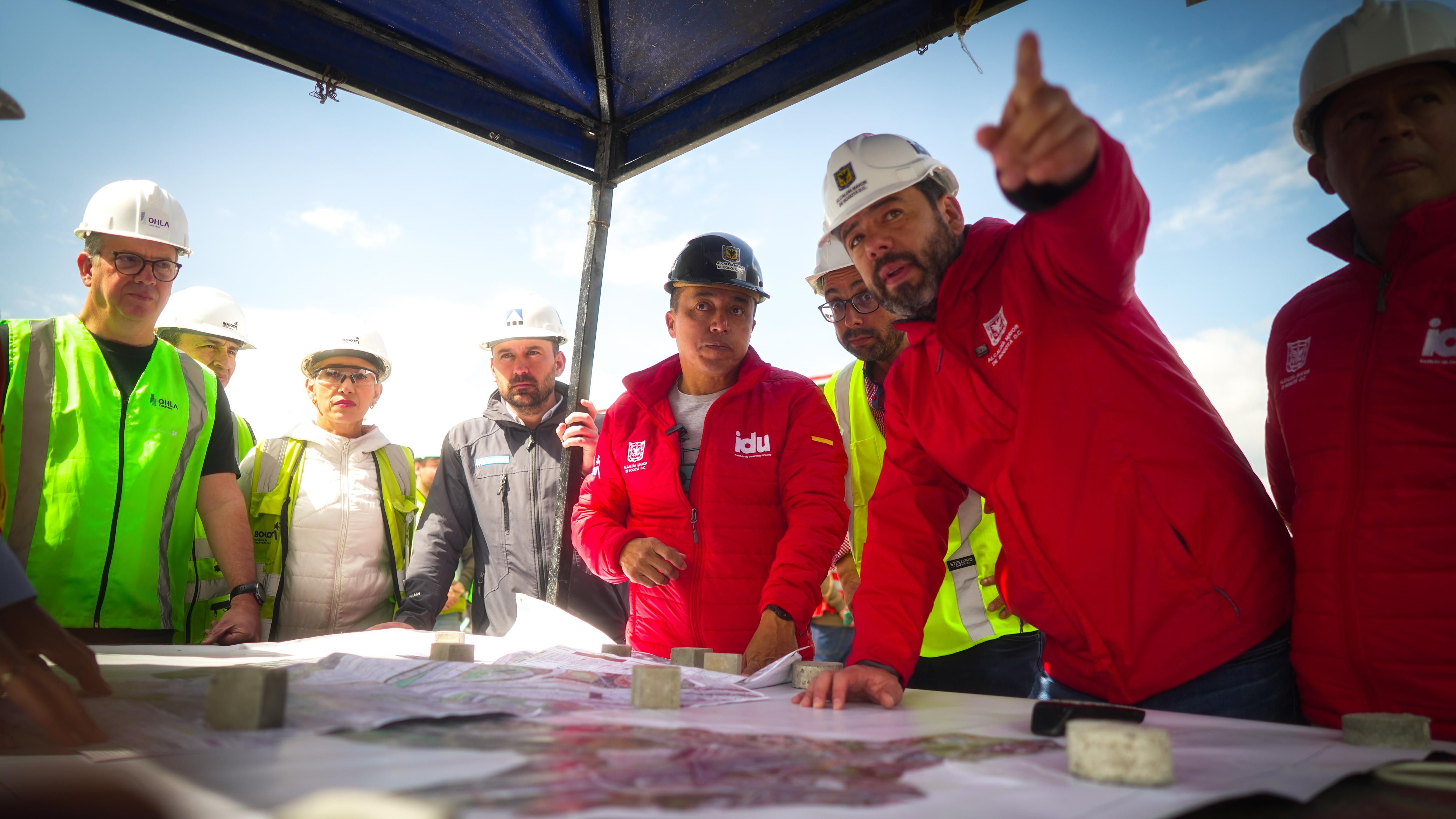 El alcalde, Carlos Fernando Galán, y el director del IDU, Orlando Molano, revisan los avances en los puentes de la avenida Boyacá con calle 127