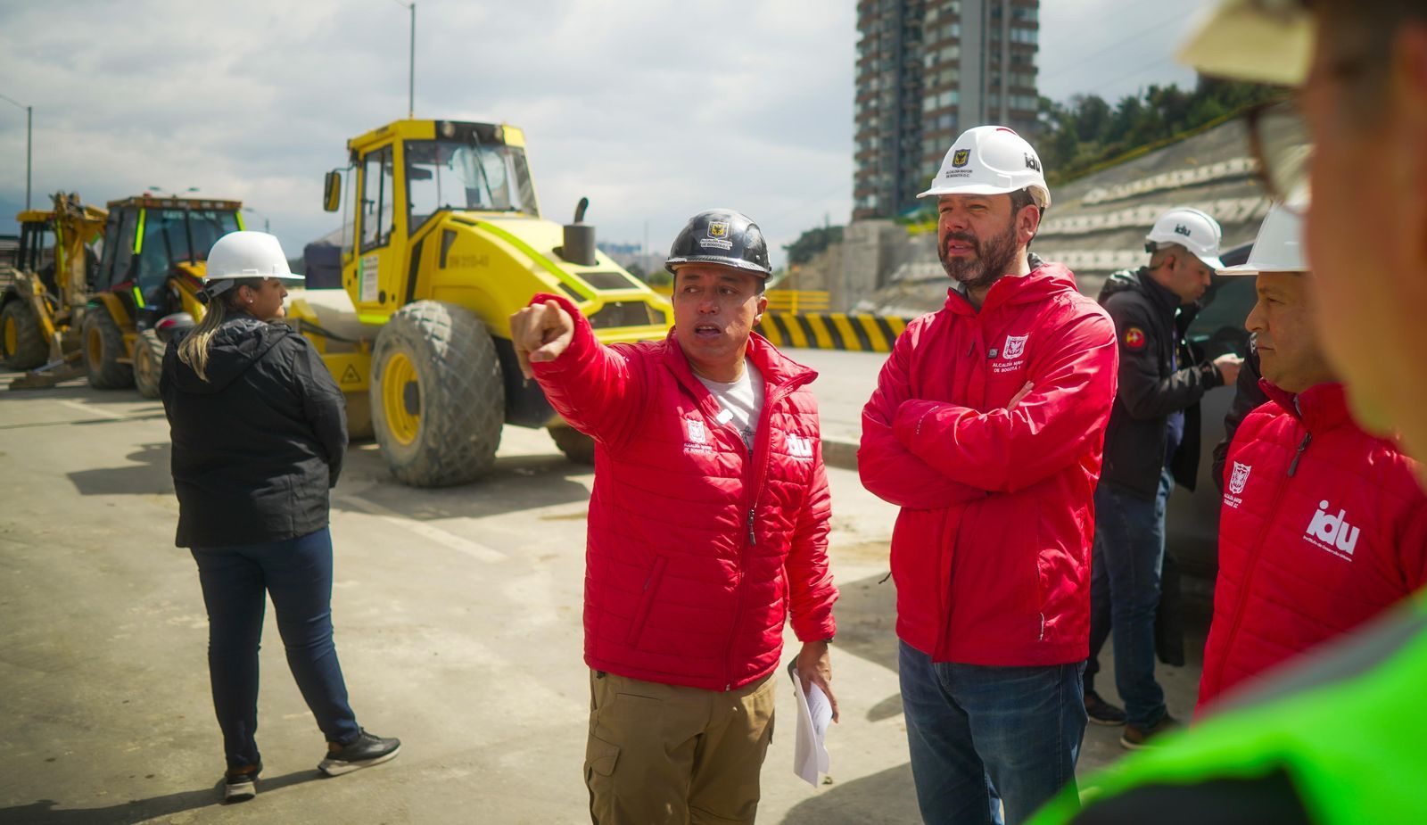 El director del IDU, Orlando Molano, le indica al alcalde, Carlos Fernando Galán, uno de los puntos que se encuentran en intervención durante este fin de semana