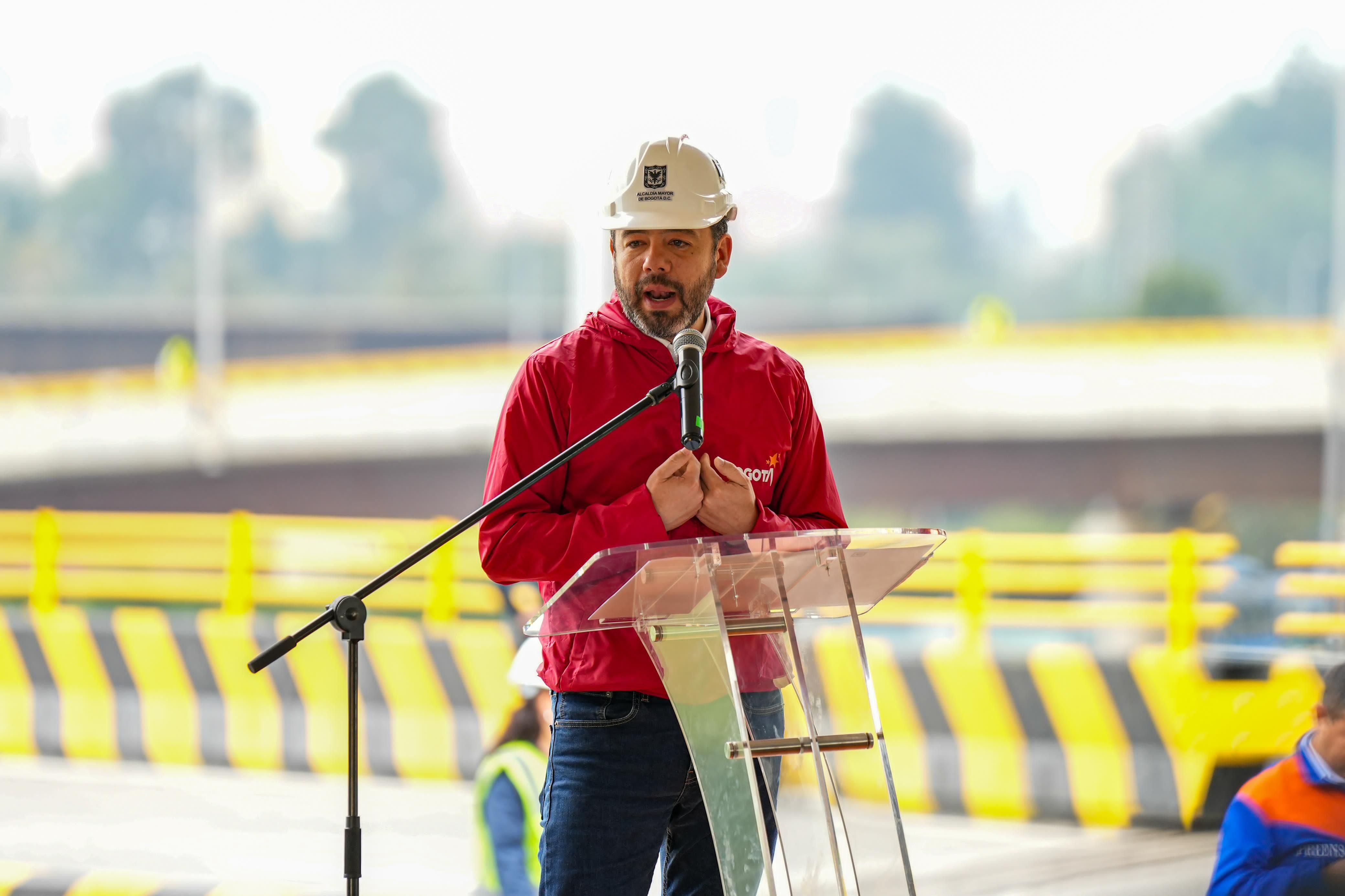 El alcalde, Carlos Fernando Galán, se dirige a ciudadanos y trabajadores de la obra durante la habilitación de los puentes de la calle 127 con av. Boyacá