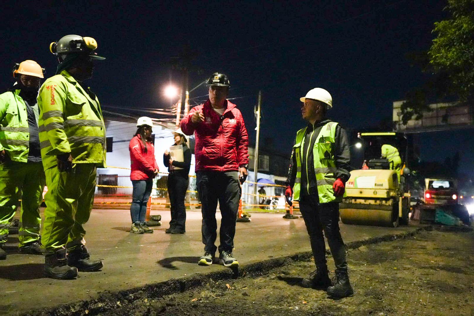Orlando Molano, director del IDU, da indicaciones al equipo Tapahuecos que interviene la avenida Rojas durante la noche