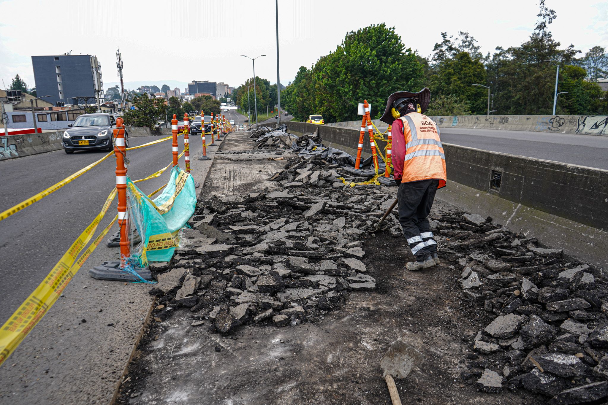 A lo largo del día también se realizan trabajos en el puente vehicular de la avenida Rojas