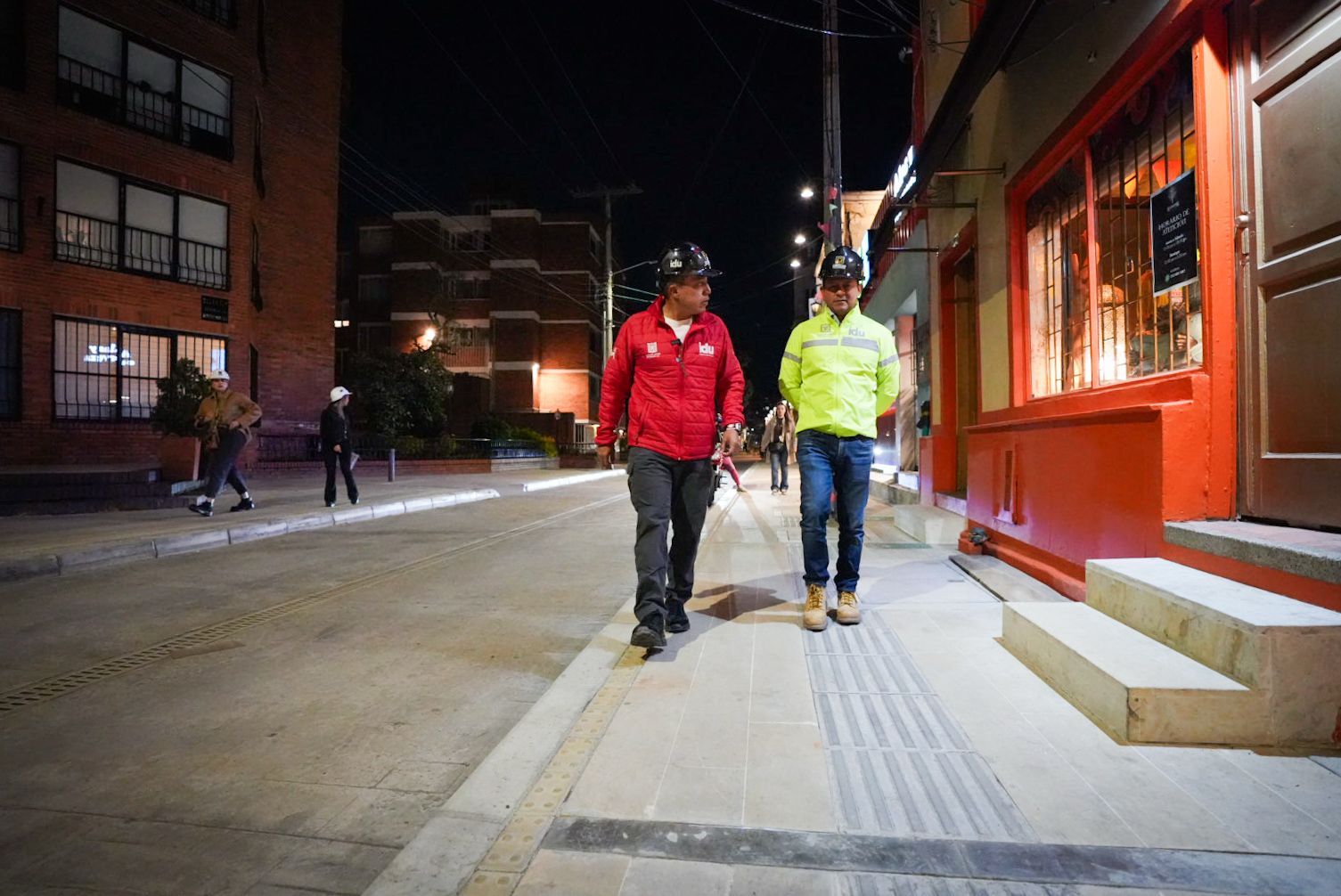 Orlando Molano, director del IDU, y Mauricio Reina, subdirector de Infraestructura, recorren las calles de Usaquén para verificar la mitigación de las obras
