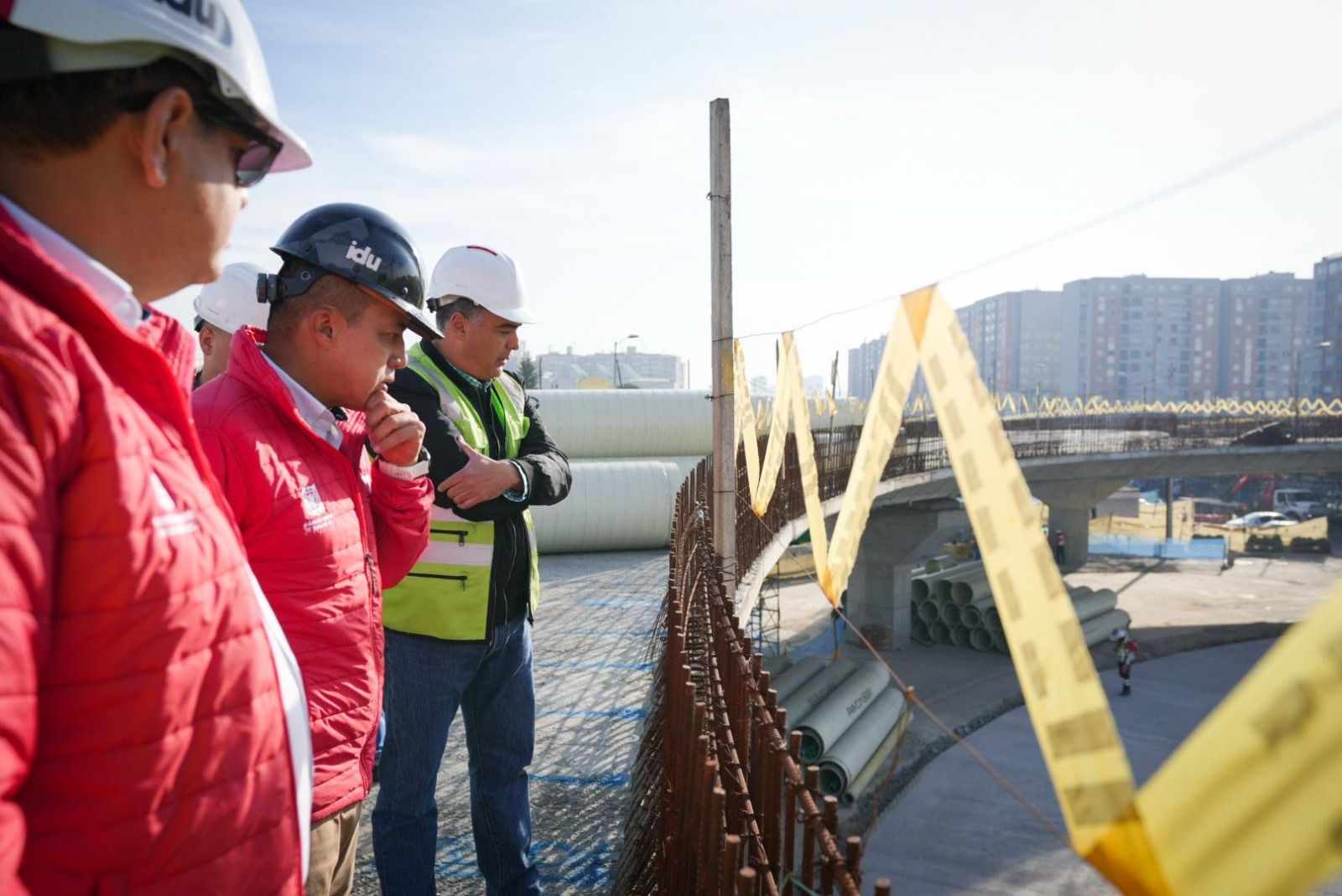 Orlando Molano, director del IDU, observa, desde la glorieta elevada los avances en la planta baja de esta mega estructura