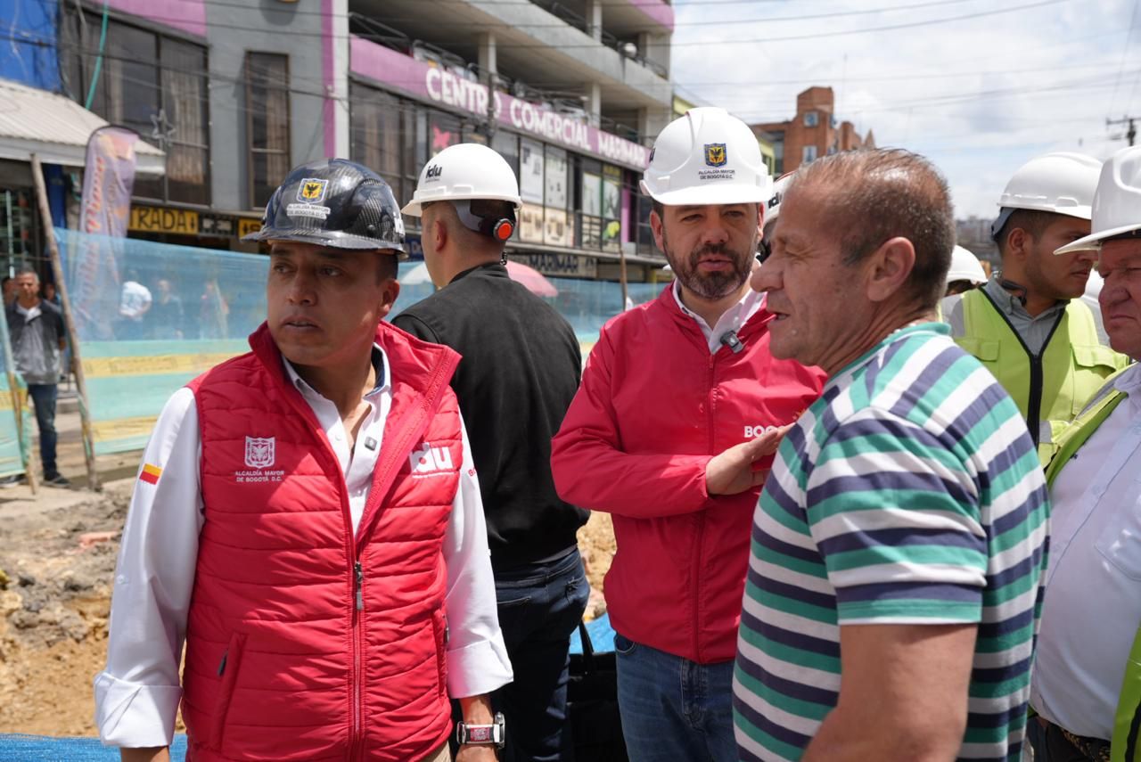El alcalde, Carlos Fernando Galán, y el director del IDU, Orlando Molano, conversan con la comunidad en la Zonas Industriales de Puente Aranda