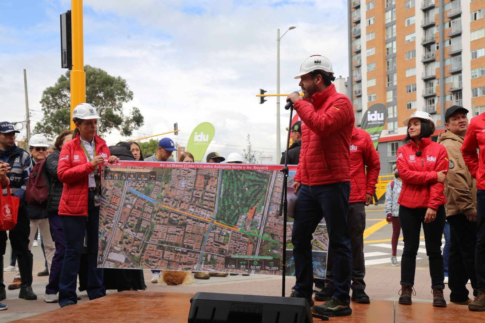 El alcalde, Carlos Fernando Galán, en rueda de prensa, le explica a la ciudadanía el desarrollo de la construcción de la avenida La Sirena