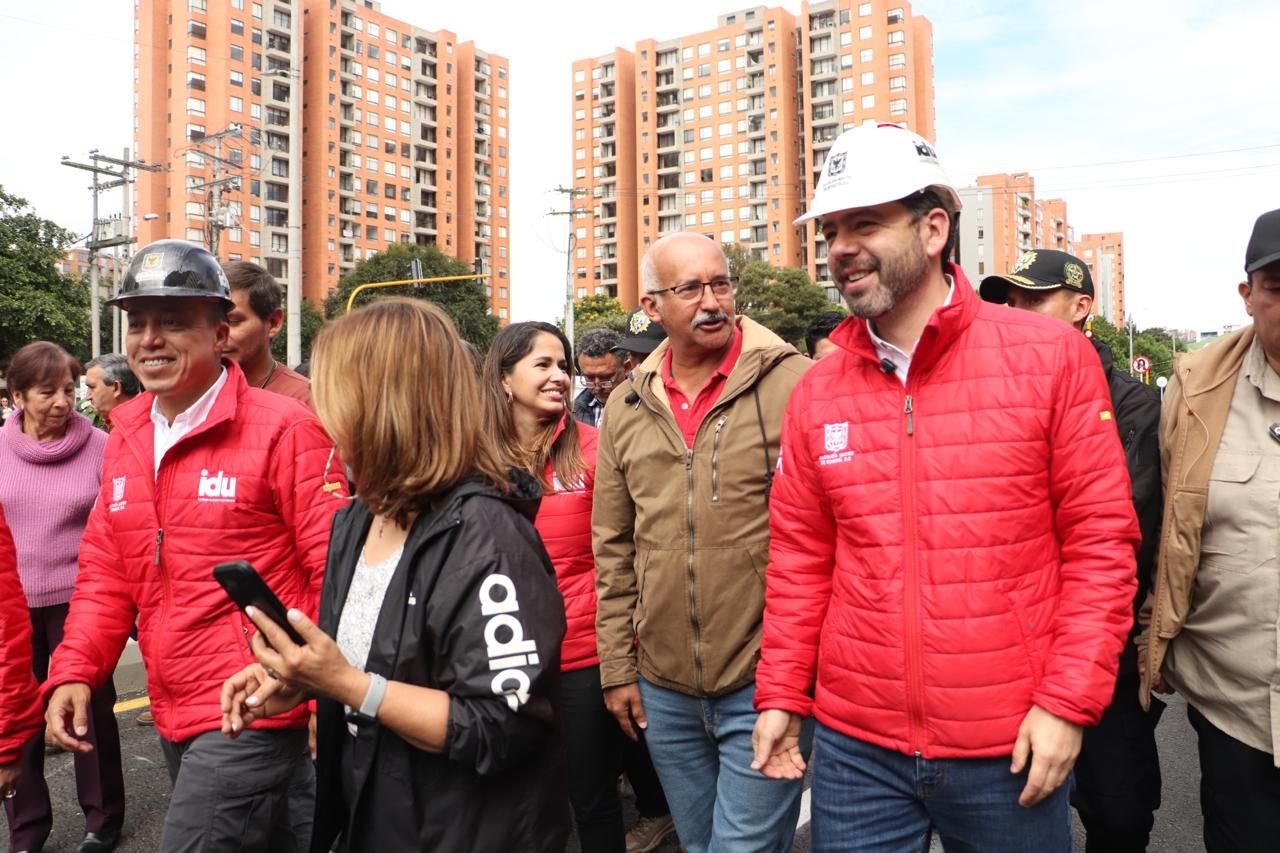 El alcalde, Carlos Fernando Galán, y el director del IDU, Orlando Molano, recorren, junto a la ciudadanía, la avenida La Sirena, durante su entrega