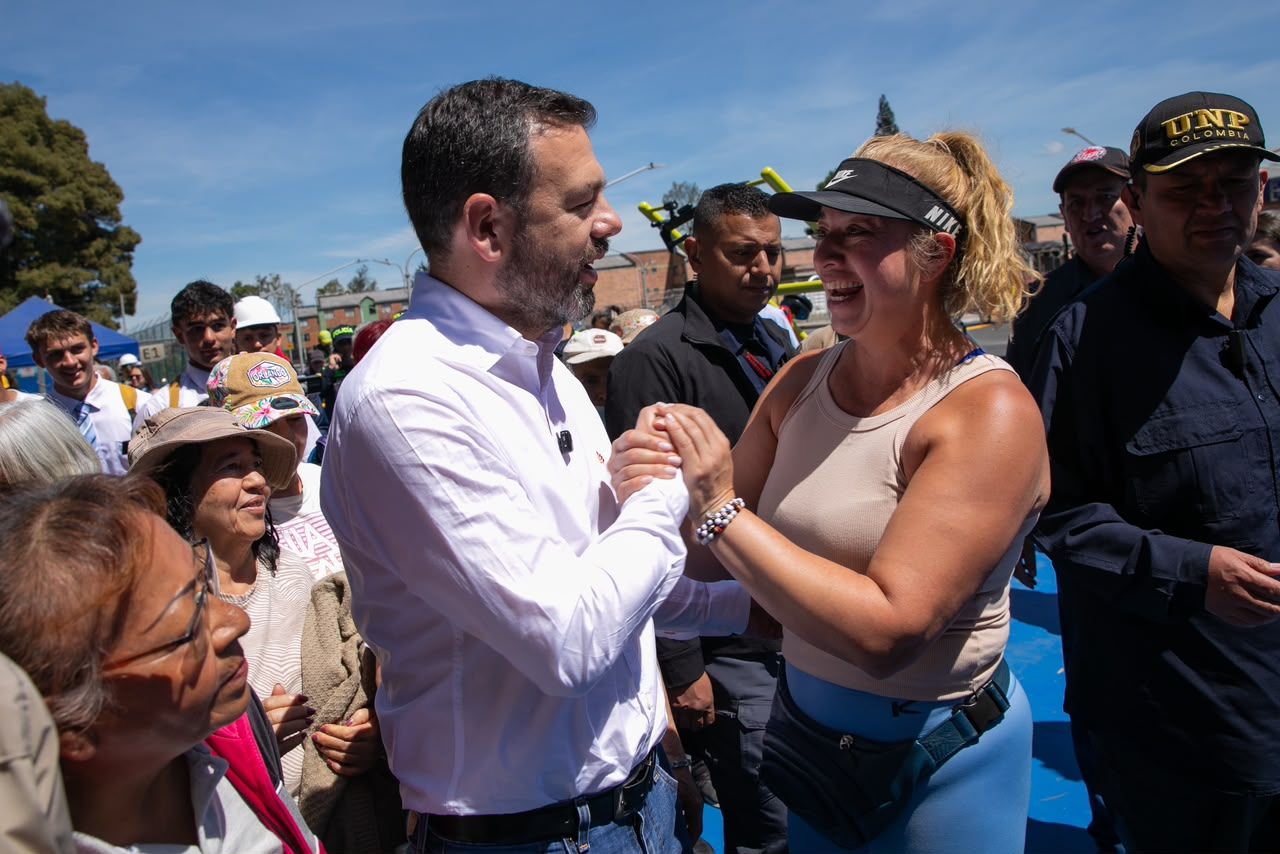 El alcalde Carlos Fernando Galán estrecha la mano de una vecina durante la entrega del nuevo tramo vial de la av. Mutis.