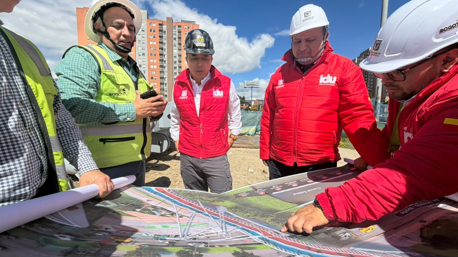 Orlando Molano, director del IDU, inspecciona el avance del puente bicipeatonal de la av. Boyacá con calle 86A junto al equipo técnico.