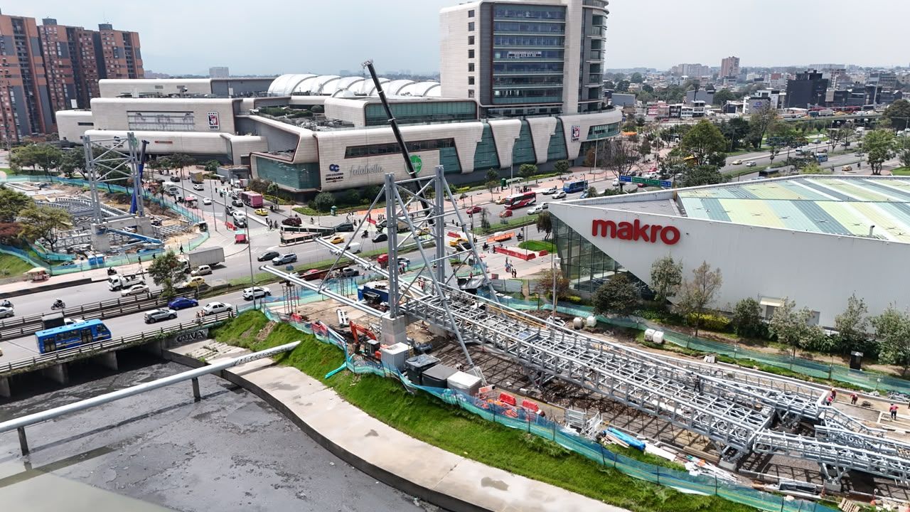 Vista aérea del montaje de la estructura metálica del puente bicipeatonal junto al canal Salitre sobre la av. Boyacá
