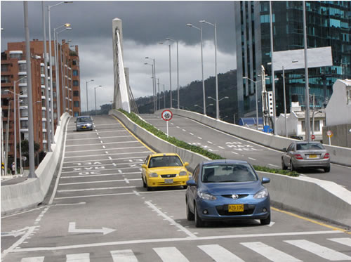 Desde este sábado 14 de diciembre entró en servicio el nuevo puente vehicular que comunica la avenida Pepe Sierra con la calle 106 en el norte de la ciudad. La estructura tiene una longitud de 420 metros y dos carriles por cada sentido de circulación.