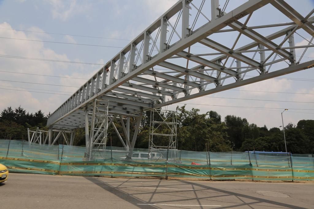 Fotografía puente Av 68 en construcción 